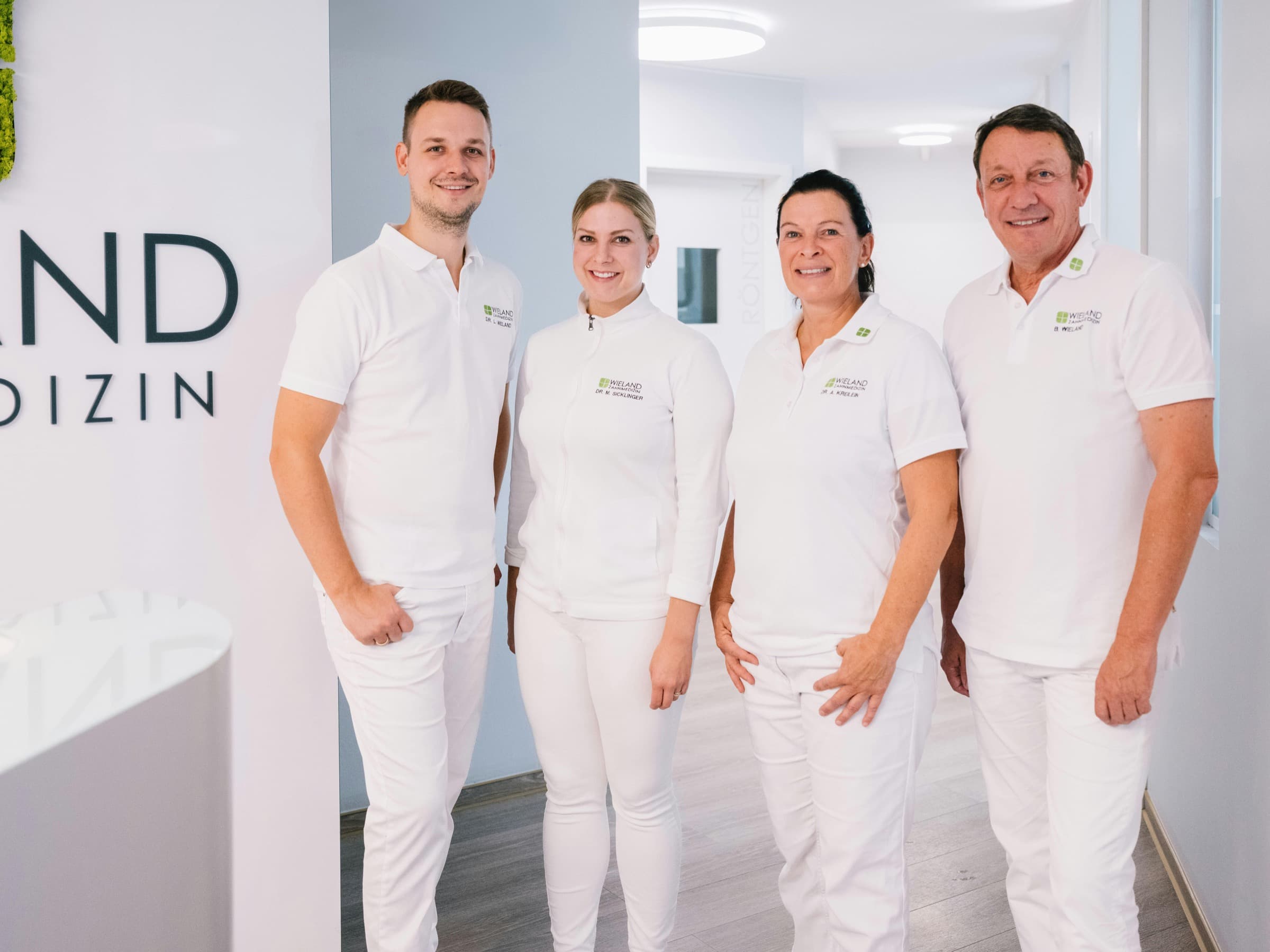 Vier Mitglieder des Behandlerteams von WIELAND Zahnmedizin in der Praxis