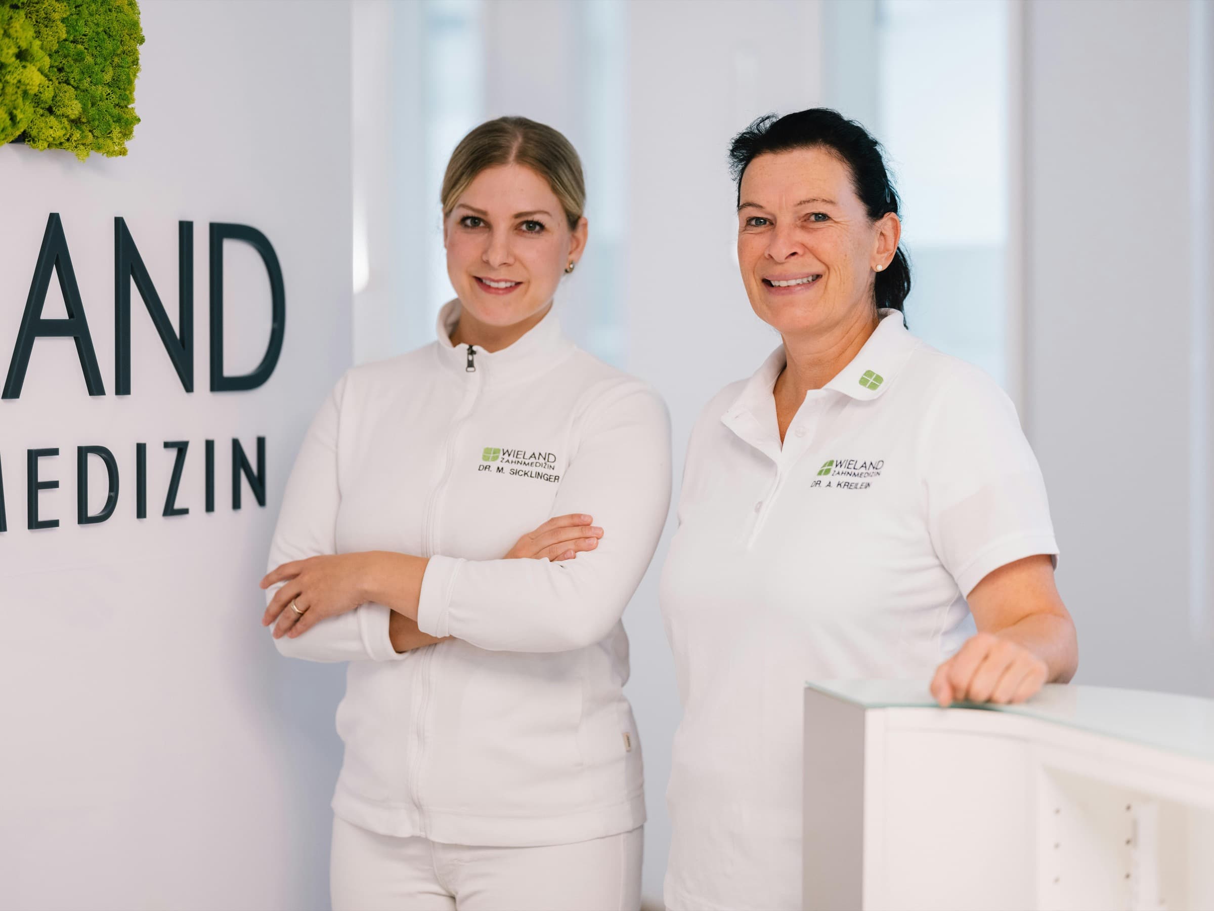 Zwei Zahnärztinnen von WIELAND Zahnmedizin in der hellen Praxis